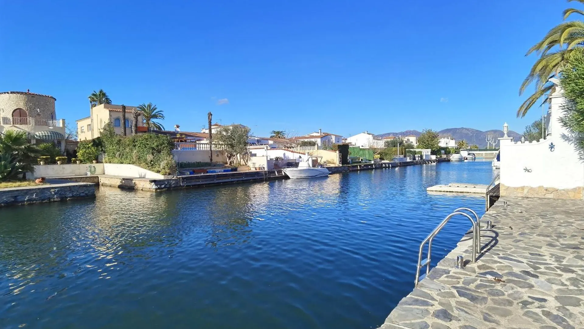Tatil Evi Leon Inmo Casa Nagore - 10074 Empuriabrava İspanya